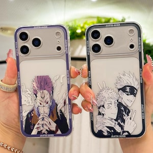 Puede incluir: Dos fundas transparentes para teléfono con diseños de personajes de anime. Una presenta un personaje de pelo morado, la otra tiene tres personajes. Ambas fundas tienen un borde con el texto "JUJUTSU KAISEN".