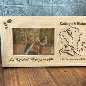 Marco de fotos personalizado de roble natural con paisaje de La Bella y la Bestia de Disney: boda, compromiso, aniversario, regalo de San Valentín