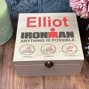 Triangle-Wettkampf-Wettkampf-Andenken-Geschenkbox Personalisiert Mit Athletennamen. Sport - Rad fahren - Laufen - Medal - Fotos.
