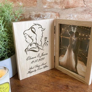 Die Schöne und das Biest Disney Personalisierte Eiche Bilderrahmen - Hochzeit - Verlobung Jahrestag - Valentinstag Geschenk Schöne Natürliche Eiche Buch Stil