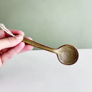 Cuillère faite main en céramique artisanale - jaune de fer