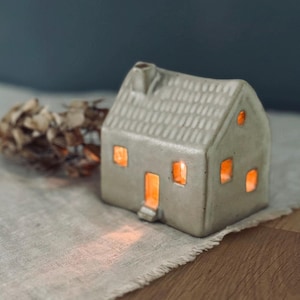 Handgemaakte keramische kaarsenhouder in de vorm van een huisje