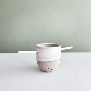 Filtre à thé fait main en grès - blanc
