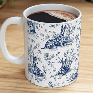 Dobermann Hund Blau Toile de Jouy Becher - Chinoiserie Kaffeetasse Geschenk für Dobie Hund Mama Papa, Hundeliebhaber Keramik Teetasse, 11oz und 15oz