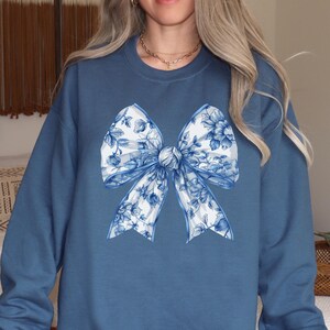 Coquette Bow Sweatshirt Trendy Sweatshirt Coquette Aesthetic Bow Cute Friend Gift Grandmacore Toile de Jouy Blue Bow French Soft Girl Gift