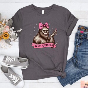 Camiseta divertida y atrevida de Pie Grande, linda camiseta de Pie Grande con lazo, divertida camiseta con gráfico de Pie Grande, diseño único de Pie Grande, regalo para mujer imagen 8