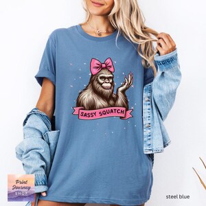 Camiseta divertida y atrevida de Pie Grande, linda camiseta de Pie Grande con lazo, divertida camiseta con gráfico de Pie Grande, diseño único de Pie Grande, regalo para mujer imagen 5