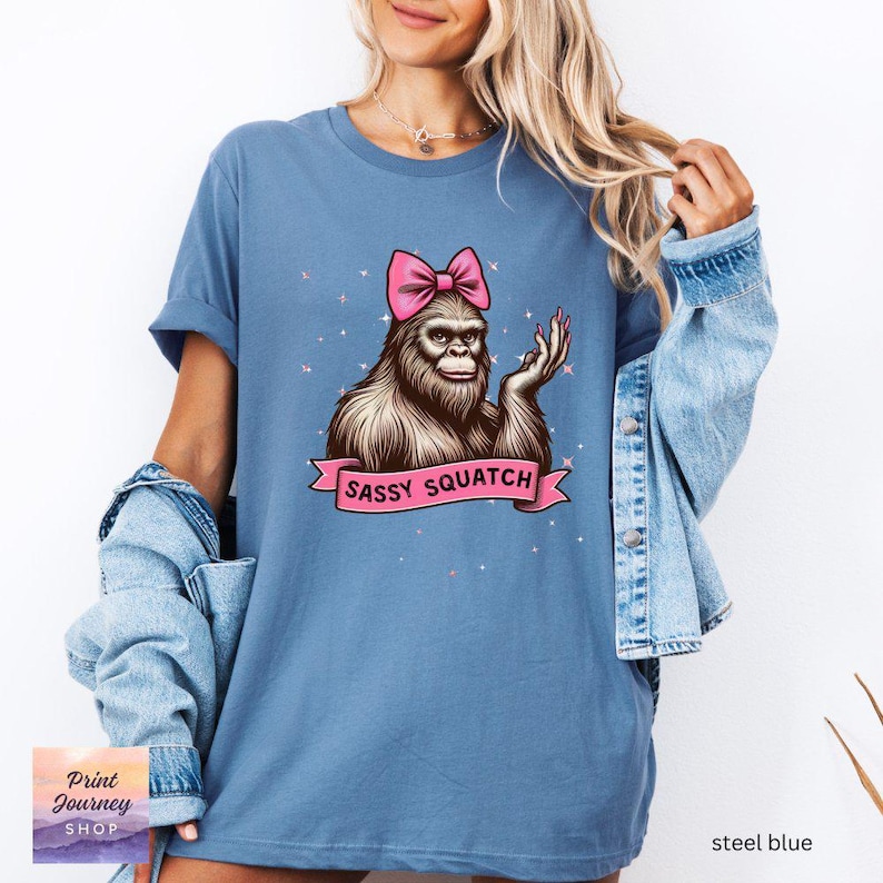 Camiseta divertida y atrevida de Pie Grande, linda camiseta de Pie Grande con lazo, divertida camiseta con gráfico de Pie Grande, diseño único de Pie Grande, regalo para mujer imagen 5