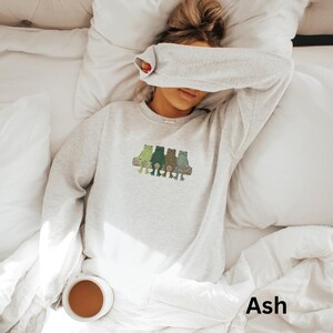 Cute Frog Sweatshirt, Cozy Animal Print Pullover, Casual Lounge Wear, Adorable Frog Design, Relaxed Fit Sweater for Him and Her