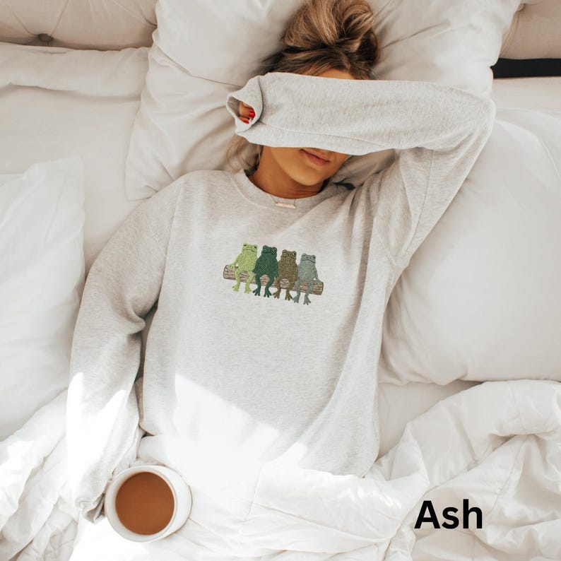 Cute Frog Sweatshirt, Cozy Animal Print Pullover, Casual Lounge Wear, Adorable Frog Design, Relaxed Fit Sweater for Him and Her