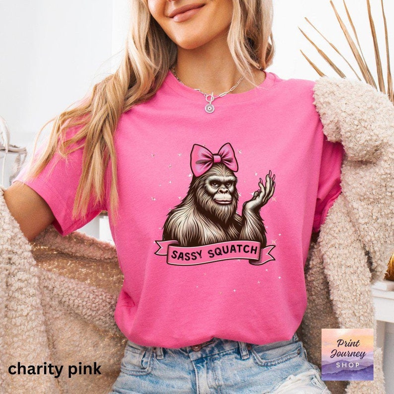 Camiseta divertida y atrevida de Pie Grande, linda camiseta de Pie Grande con lazo, divertida camiseta con gráfico de Pie Grande, diseño único de Pie Grande, regalo para mujer imagen 1