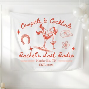 K&ouml;nnte beinhalten: Wei&szlig;es Banner mit rotem Text und Illustrationen. Der Text lautet "Cowgirls & Cocktails Rachel's Last Rodeo Nashville, TN EST. 2025". Die Illustration zeigt eine Frau in einem Cowboyhut und Stiefeln, die in einem Martini-Glas sitzt.