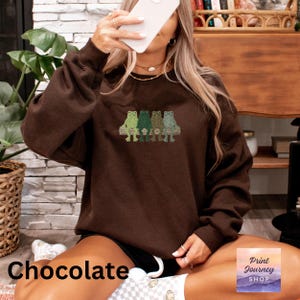 Cute Frog Sweatshirt, Chocolate Brown Pullover, Cozy Animal Sweater, Frog Print Shirt, Aesthetic Casual Top, Unique Frog Lover Gift