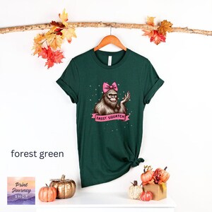 Camiseta divertida y atrevida de Pie Grande, linda camiseta de Pie Grande con lazo, divertida camiseta con gráfico de Pie Grande, diseño único de Pie Grande, regalo para mujer imagen 4