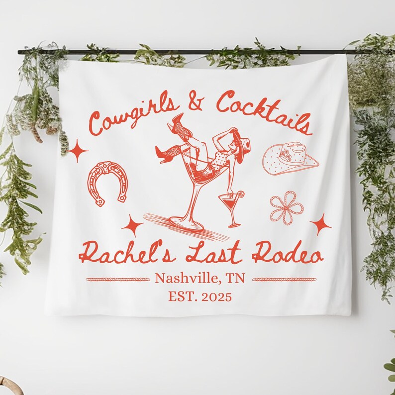 K&ouml;nnte beinhalten: Wei&szlig;e Wandbeh&auml;nge mit rotem Text und Illustrationen. Der Text lautet "Cowgirls & Cocktails Rachel's Last Rodeo Nashville, TN EST. 2025". Die Illustration zeigt eine Frau in einem Cowboyhut und Stiefeln, die in einem Martini-Glas sitzt.