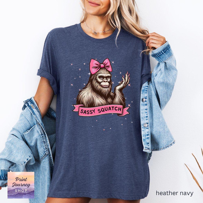 Camiseta divertida y atrevida de Pie Grande, linda camiseta de Pie Grande con lazo, divertida camiseta con gráfico de Pie Grande, diseño único de Pie Grande, regalo para mujer imagen 7