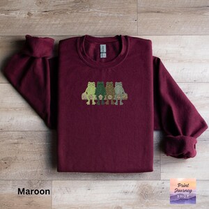 Frog Sweatshirt, Cute Frog Print Top, Maroon Pullover, Cozy Animal Graphic Tee, Vintage Frog Design, Gift for Frog Lovers, Unisex Apparel