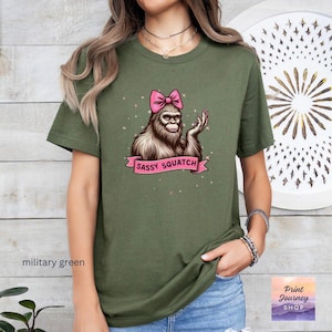 Camiseta divertida y atrevida de Pie Grande, linda camiseta de Pie Grande con lazo, divertida camiseta con gráfico de Pie Grande, diseño único de Pie Grande, regalo para mujer imagen 6