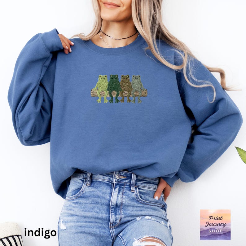 Cute Frog Sweatshirt for Women, Funny Frog Pullover, Vintage Style Animal Lovers Gift, Cool Frog Shirt for Women, Unique Frog Clothing