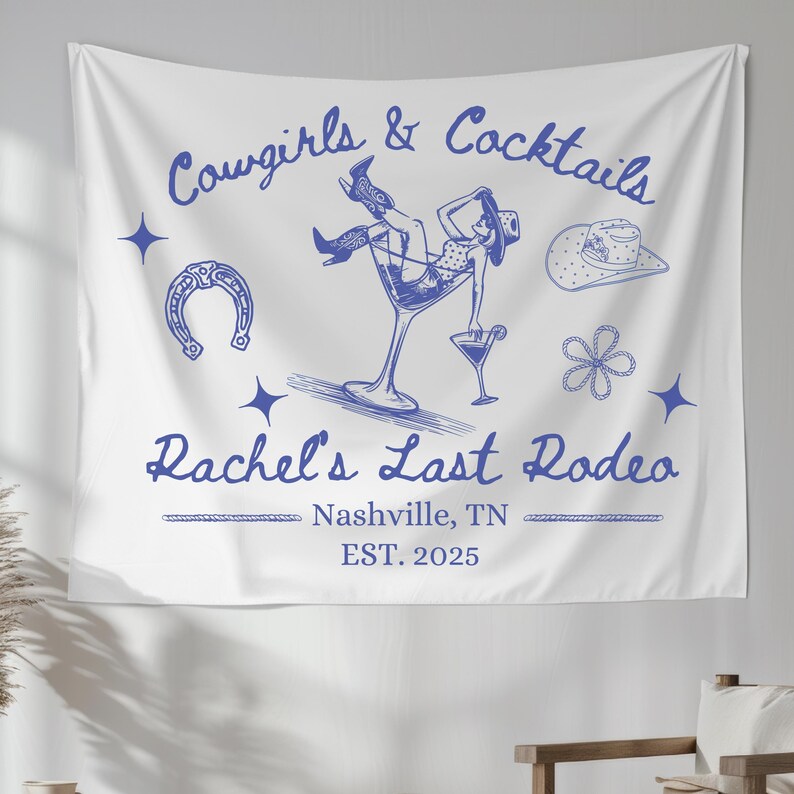 K&ouml;nnte beinhalten: Wei&szlig;e Wandbeh&auml;nge mit blauem Text und Illustrationen. Der Text lautet "Cowgirls & Cocktails Rachel's Last Rodeo Nashville, TN EST. 2025". Die Illustration zeigt eine Frau in einem Cowboyhut und Stiefeln, die in einem Martini-Glas sitzt.