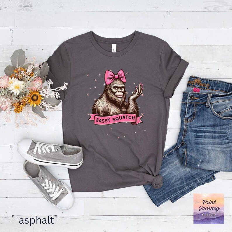 Camiseta divertida y atrevida de Pie Grande, linda camiseta de Pie Grande con lazo, divertida camiseta con gráfico de Pie Grande, diseño único de Pie Grande, regalo para mujer imagen 8