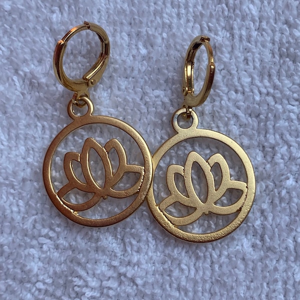 Boucles d'oreilles type Huggies étain mexicain et plaqué or 24 carats / fleur de lotus soleil emmêlé gouttes de soleil femme méditant clés figure originale