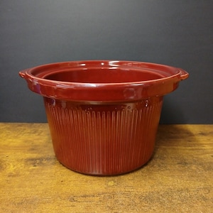 Pode incluir: Um conjunto de três canecas de cerâmica com acabamento fosco e salpicado. As canecas são em tons de creme, cinza claro e cinza escuro. Cada caneca tem um design simples e minimalista.