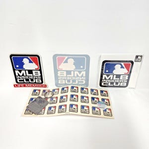 Könnte beinhalten: Eine Sammlung von MLB Insiders Club-Artikeln, darunter Aufkleber, Aufnäher und ein Schlüsselanhänger. Die Aufkleber und Aufnäher zeigen das MLB-Logo in Blau, Rot und Weiß. Der Text "MLB Insiders Club" ist sichtbar.