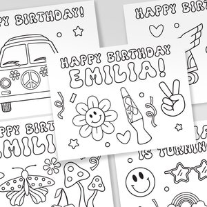 Peut inclure: Un ensemble de quatre pages à colorier imprimables sur le thème groovy et rétro avec le texte "Joyeux anniversaire Emilia!" et "Joyeux anniversaire!" Les pages comprennent des illustrations d'un signe de paix, d'un van VW, d'une lampe à lave, d'un papillon, de champignons et d'un arc-en-ciel.