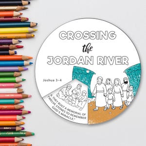 以下が含まれることがあります： 「Crossing the Jordan River」のテキストが入った、白黒の円形イラスト。人々が歩いている様子が描かれており、石の記念碑を建てる人物が描かれたセクションもあります。左側には色鉛筆が並んでいます。
