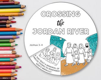 Può includere: Illustrazione circolare in bianco e nero con la scritta "Crossing the Jordan River". L'immagine raffigura persone che camminano, con una sezione che mostra figure che costruiscono un monumento in pietra. Matite colorate disposte a sinistra.