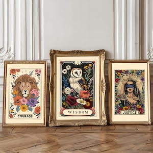 K&ouml;nnte beinhalten: Drei Tarotkarten in verzierten goldenen Rahmen, jede mit einer anderen Illustration und einem Titel. Die erste Karte tr&auml;gt den Titel "Mut" und zeigt einen L&ouml;wen vor einem floralen Hintergrund. Die zweite Karte tr&auml;gt den Titel "Weisheit" und zeigt eine Eule vor einem floralen Hintergrund. Die dritte Karte tr&auml;gt den Titel "Gerechtigkeit" und zeigt eine blinde Frau, die ein Schwert und eine Waage vor einem floralen Hintergrund h&auml;lt.