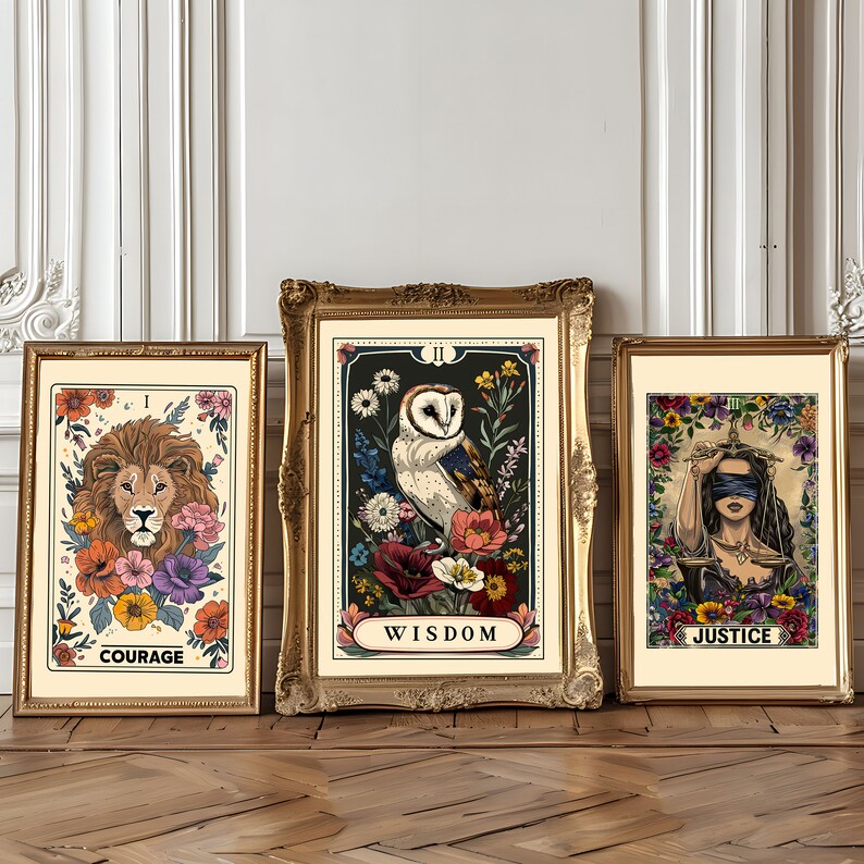 K&ouml;nnte beinhalten: Drei Tarotkarten in verzierten goldenen Rahmen, jede mit einer anderen Illustration und einem Titel. Die erste Karte tr&auml;gt den Titel "Mut" und zeigt einen L&ouml;wen vor einem floralen Hintergrund. Die zweite Karte tr&auml;gt den Titel "Weisheit" und zeigt eine Eule vor einem floralen Hintergrund. Die dritte Karte tr&auml;gt den Titel "Gerechtigkeit" und zeigt eine blinde Frau, die ein Schwert und eine Waage vor einem floralen Hintergrund h&auml;lt.