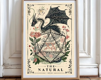 Puede incluir: Una ilustración de estilo vintage de un dragón negro enroscado alrededor de un dado de veinte caras con acentos florales. El texto "THE NATURAL" está impreso debajo del dado.