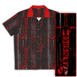 Puede incluir: Una camisa de manga corta con botones de color negro y rojo con un patrón repetido de espadas y la palabra "ASHES" en una fuente estilizada. La camisa tiene un cuello rojo y un frente abotonado.
