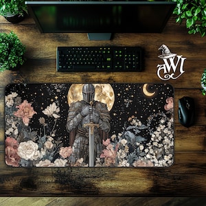 Könnte beinhalten: Eine Schwarzweißillustration eines Ritters, der in einem Garten mit Blumen und einem Vollmond im Hintergrund steht.
