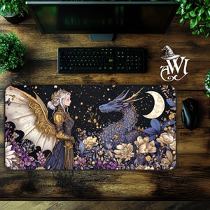 Puede incluir: Un alfombrilla de ratón con temática de fantasía con una ilustración detallada de una mujer con armadura de pie junto a un dragón azul. El fondo es azul oscuro con estrellas y una luna creciente. El diseño está rodeado por un borde de flores moradas y doradas.