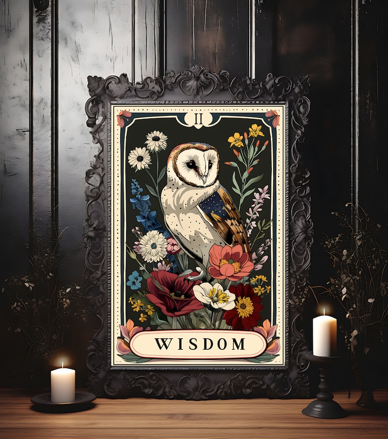 K&ouml;nnte beinhalten: Eine gerahmte Tarotkarte mit dunkelgr&uuml;nem Hintergrund, auf der ein wei&szlig;er Eule mit braunen Markierungen zu sehen ist, umgeben von bunten Blumen. Die Karte ist mit "II WISDOM" beschriftet.