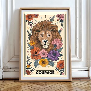 K&ouml;nnte beinhalten: Eine Tarotkarte im Vintage-Stil mit einem L&ouml;wenkopf, umgeben von bunten Blumen. Die Karte ist mit "I" und "COURAGE" beschriftet.
