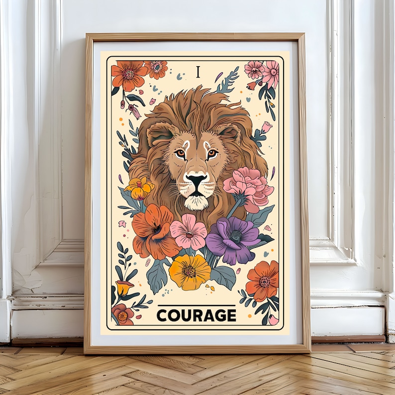K&ouml;nnte beinhalten: Eine Tarotkarte im Vintage-Stil mit einem L&ouml;wenkopf, umgeben von bunten Blumen. Die Karte ist mit "I" und "COURAGE" beschriftet.