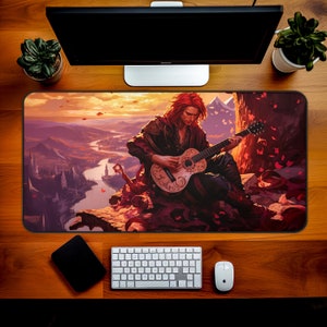 Peut inclure: Une illustration de style fantastique d'une personne jouant de la guitare. La personne a de longs cheveux roux et porte une robe brun foncé. La guitare est blanche avec des motifs complexes. L'arrière-plan est un paysage avec une rivière et des montagnes.