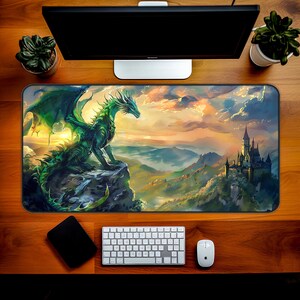 Puede incluir: Un dragón verde con alas posado en una roca que domina un paisaje de fantasía con un castillo en la distancia. El cielo es de un naranja y rosa vibrantes con nubes esponjosas.