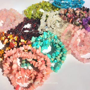 Pulseira elástica com lascas de cristal e pedras preciosas