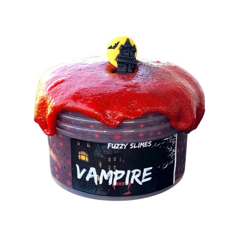K&ouml;nnte beinhalten: Ein roter Schleim mit einem schwarzen und gelben Spukhaus-Anh&auml;nger oben drauf. Der Schleim befindet sich in einem durchsichtigen Beh&auml;lter mit einem schwarzen Etikett, auf dem "Fuzzy Slimes" und "Vampire" steht.