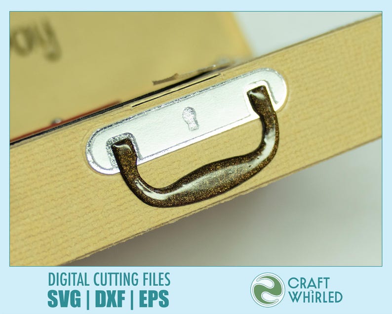 Puede incluir: Primer plano de una peque&ntilde;a maleta beige con asa plateada y detalle de cerradura. El asa es de color marr&oacute;n oscuro con brillo met&aacute;lico. La maleta tiene una superficie texturizada. El texto en la parte inferior dice "DIGITAL CUTTING FILES SVG | DXF | EPS".