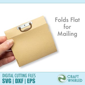 Puede incluir: Un malet&iacute;n de papel color beige con un asa marr&oacute;n y un cierre plateado. Se muestra el texto "Folds Flat for Mailing". La parte inferior de la imagen muestra "DIGITAL CUTTING FILES SVG | DXF | EPS".