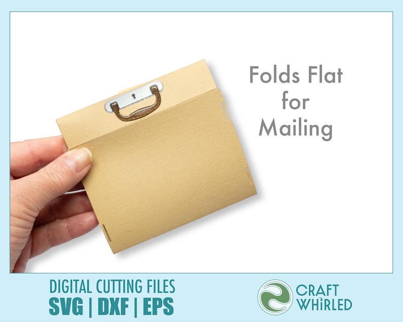 Puede incluir: Un malet&iacute;n de papel color beige con un asa marr&oacute;n y un cierre plateado. Se muestra el texto "Folds Flat for Mailing". La parte inferior de la imagen muestra "DIGITAL CUTTING FILES SVG | DXF | EPS".