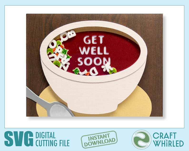 Op de afbeelding: Een witte kom met rode soep met de woorden "Get Well Soon" in de soep. De kom staat op een bruine houten achtergrond met een zilveren lepel.