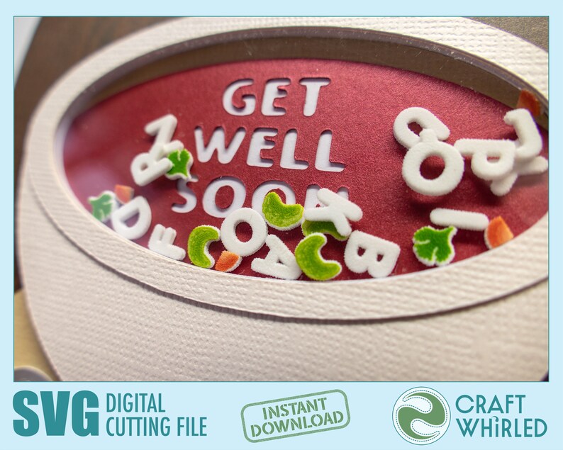 Op de afbeelding: Een rode kaart met een witte ovale uitsparing. De ovale is gevuld met witte letters die "GET WELL SOON" spellen en met groene en witte confetti. De kaart is omgeven door een witte rand.