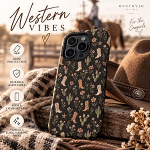 Könnte beinhalten: Eine schwarze Smartphone-Hülle mit einem wiederkehrenden Muster aus braunen Cowboystiefeln, grünen Kakteen, kleinen rosa Blumen und braunen Sternen. Die Hülle hat eine Aussparung für ein Triple-Kamera-System und zeigt beschreibende Texte.